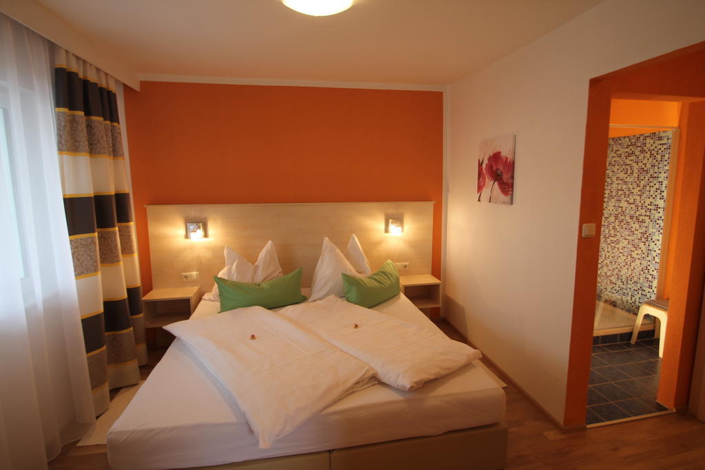 Seepension Neubacher KG Nussdorf am Attersee Kamer foto