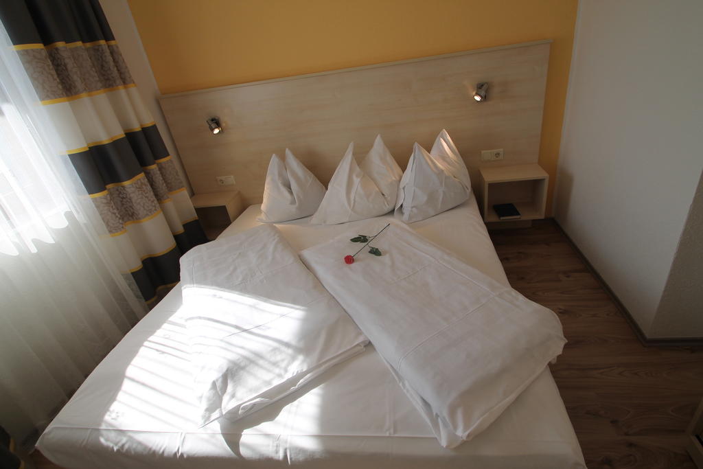 Seepension Neubacher KG Nussdorf am Attersee Kamer foto